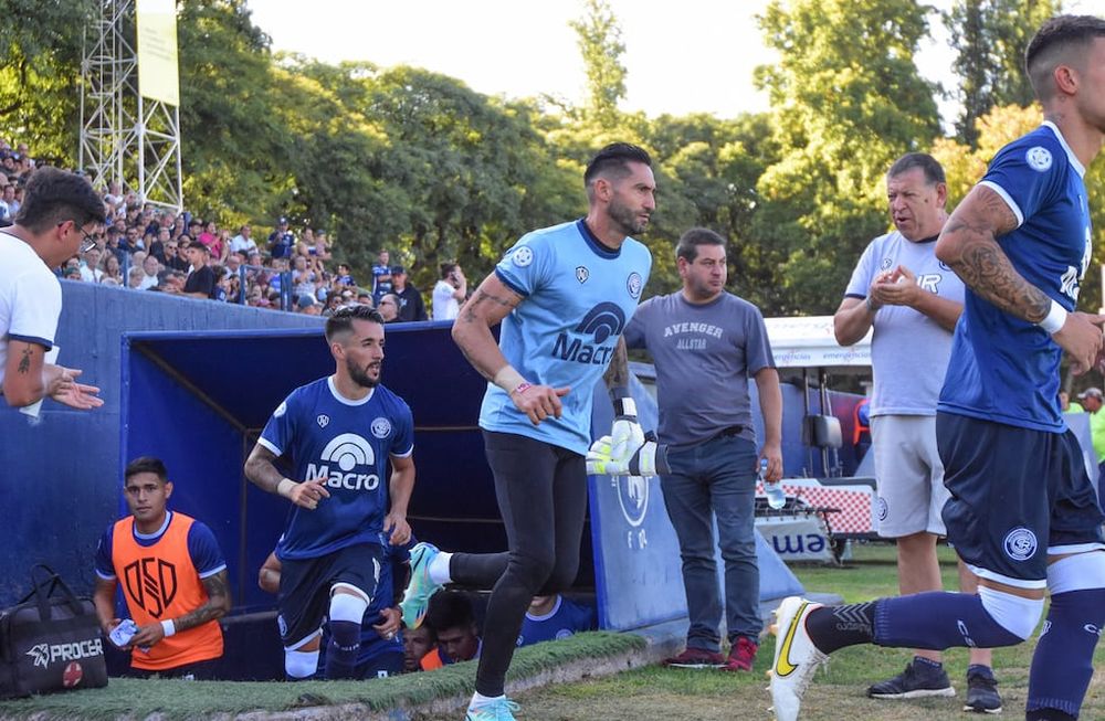 El arquero de los ascensos, Maxi Gagliardo se ha ganado el cariño y respeto del pueblo Azul. Este domingo, el equipo de Berti vuelve a tener una parada difícil de local. Foto: Mariana Villa / Los Andes