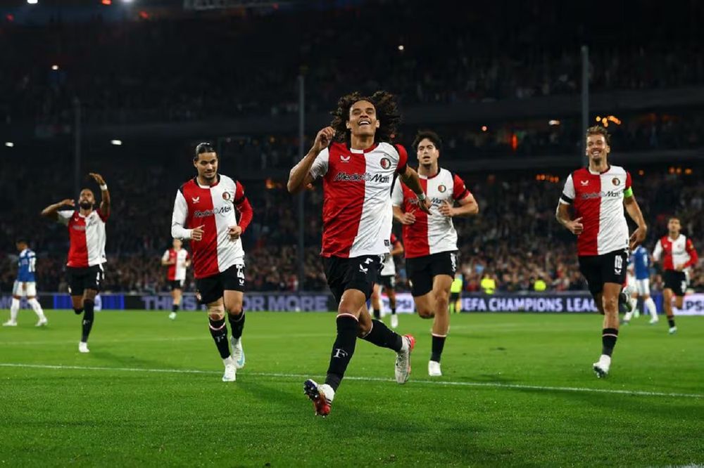Feyenoord se hizo fuerte en Rotterdam, venci&oacute; 3-2 al Como en un partidazo y le propin&oacute; una derrota al conjunto italiano en la Champions League.