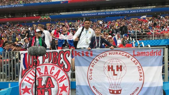 El hincha que puso la bandera de Huracán LH en Rusia: El trapo nos llevará a la final