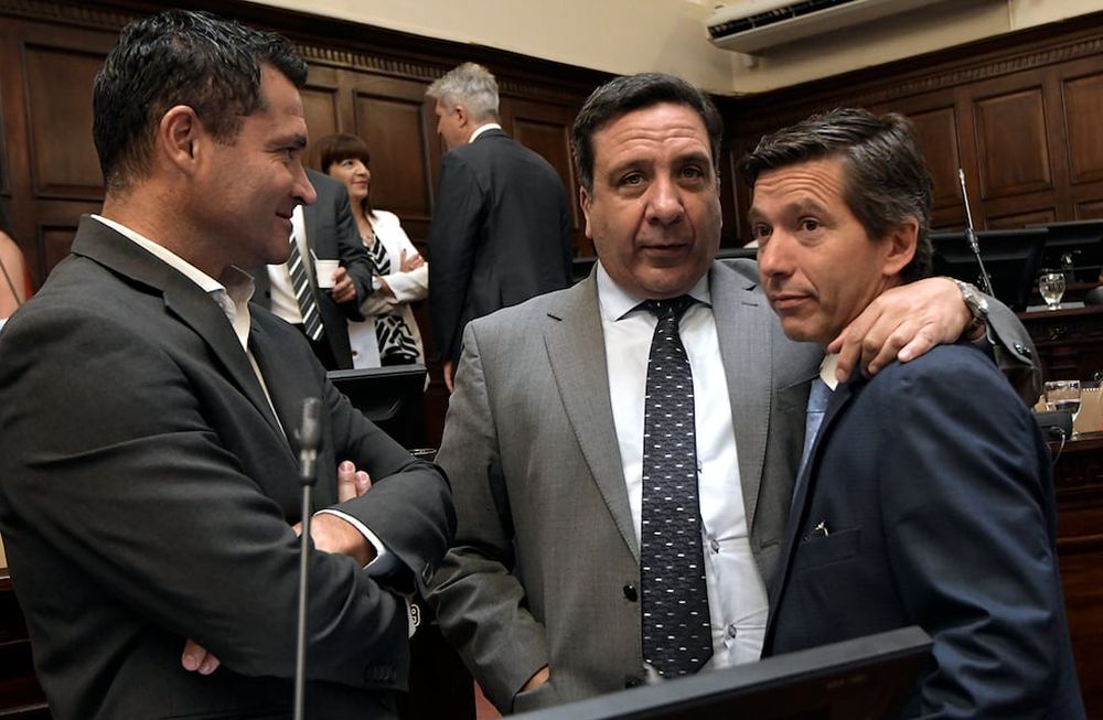 La Cámara de Diputados de Mendoza trató leyes de Avalúo e Impositiva. En la foto Diputados Jorge López, Gustavo Cairo (que votó en contra) junto a Andrés Lombardi.to: Orlando Pelichotti