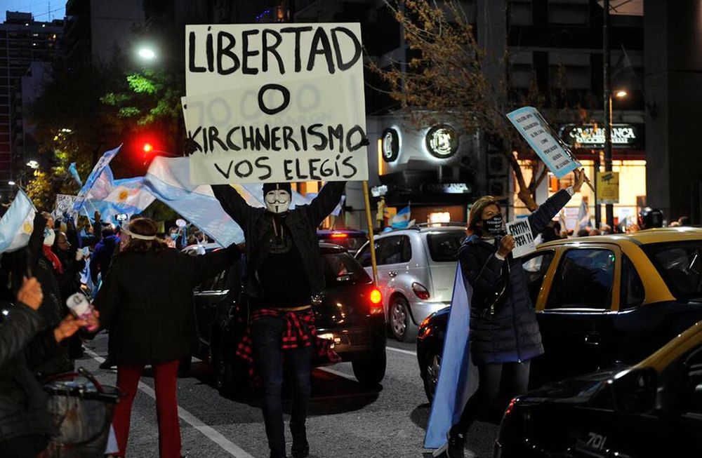 Mientras se debatía el proyecto oficialista en el Congreso, afuera un grupo de porteños protestaba.