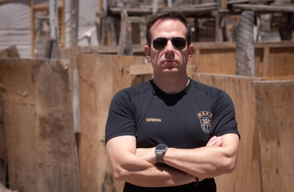 Felipe Serbena es el Comandante del BOPE de Paraná, Brasil. Esta de vacaciones en Mendoza y paso a visitar a los dos mendocinos que egresaron del curso que el dirigió.  Foto: Ignacio Blanco / Los Andes