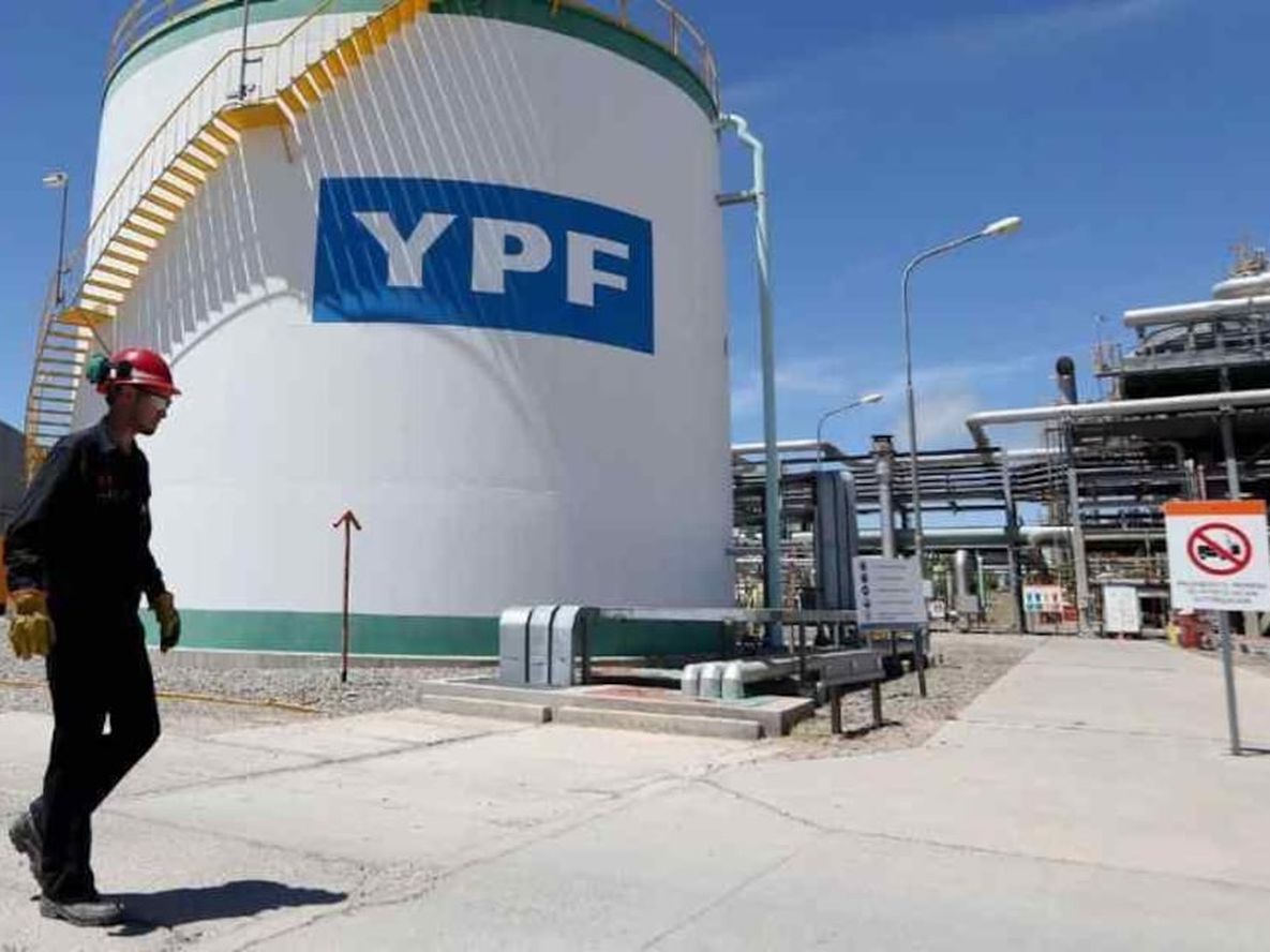 YPF ofrece empleo en la Argentina con sueldos superiores a $600 mil: requisitos y cómo postularse. / Foto: Télam