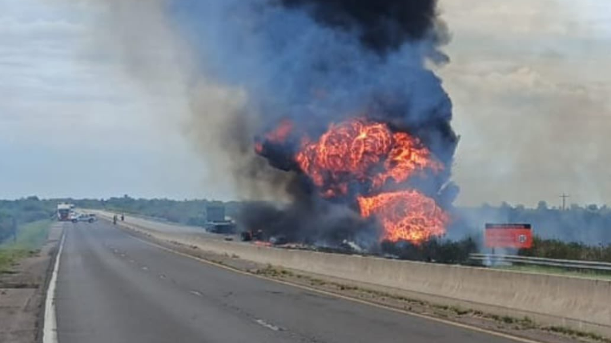 Choque fatal en Gualeguaychú: un camión se incendió y falleció un hombre