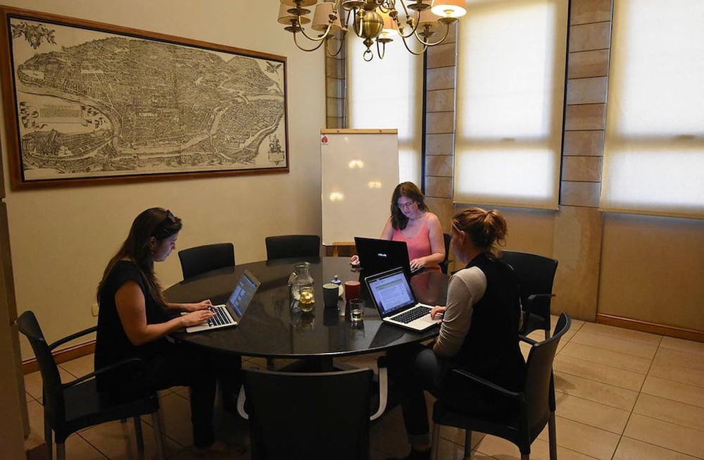 Muchos usuarios admiten que compartir un espacio de trabajo reduce los costos comparado con una oficina tradicional. / Foto: Gustavo Rogé