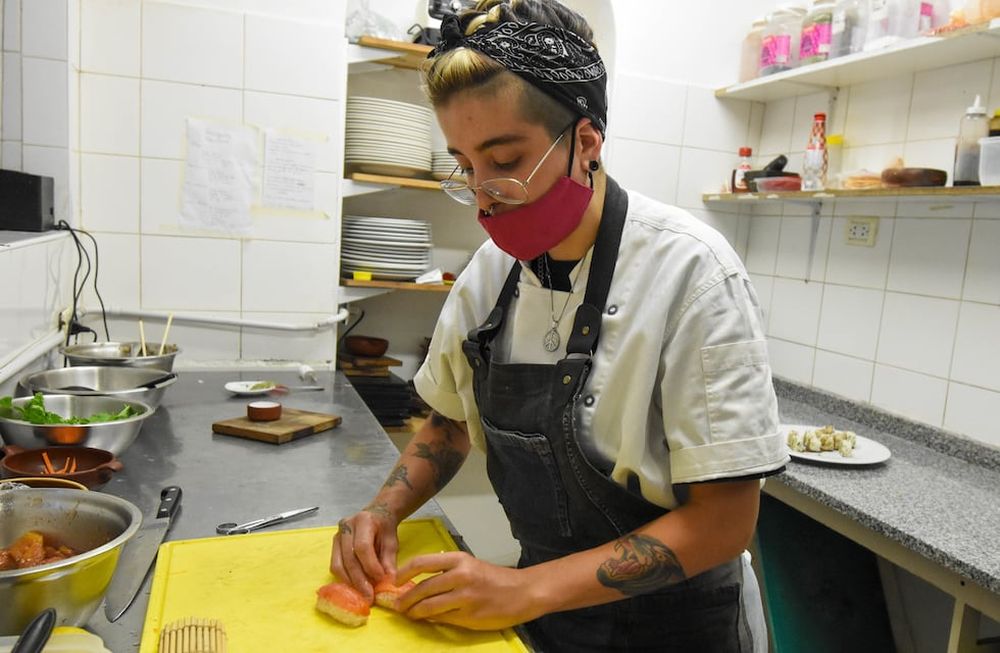 Según dicen los que saben, se pueden incorporar muchas innovaciones en la preparación de sushi. Así como algunos han llegado a sumarles asado, Corina apuesta a la versión vegana: sin pescado.