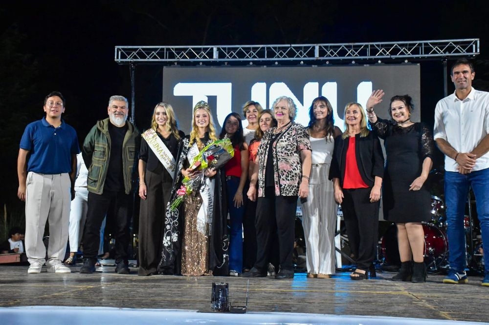Autoridades y exreinas, junto a familiares y amigos, le dieron la bienvenida a Agustina Giacomelli en su regresó a Tunuyán como Virreina Nacional de la Vendimia.