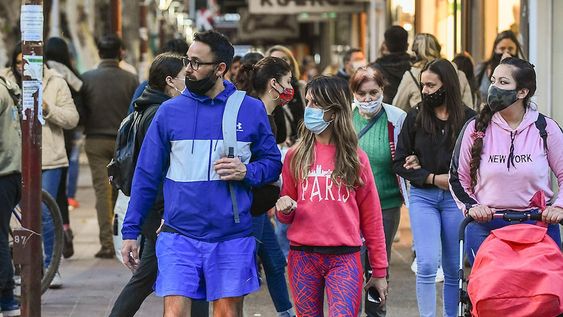 Las vacunas han demostrado eficacia para reducir los casos graves, pero han generado en muchos una falsa seguridad por la que reducen los cuidados.