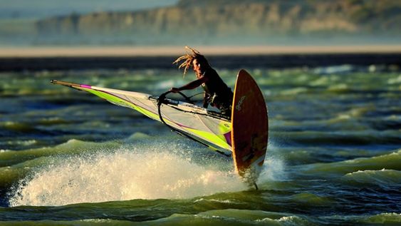 A pocos kilómetros de la ciudad de San Juan, el dique de Ullum es escenario ideal para tomar clases o hacer windsurf y Kitesurf disfrutando de un en paisaje de gran belleza.