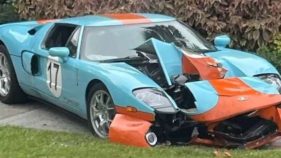 Un conductor chocó su auto Ford GT Heritage Edition 2006 por no saber usar la caja de cambios manual. El vehículo vale más de 700.000 dólares.