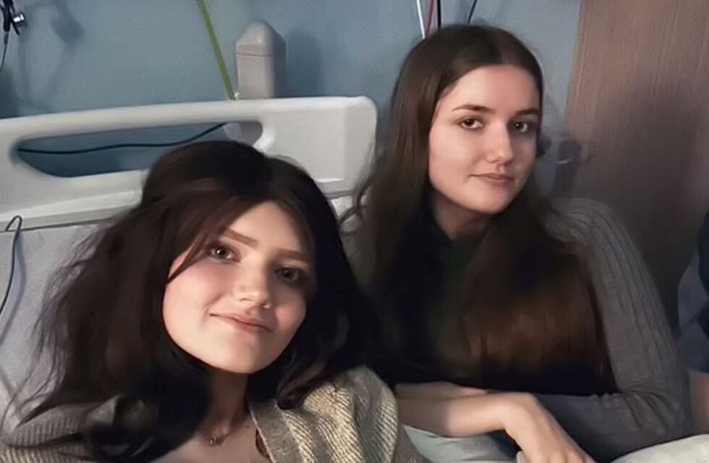 Megan (derecha) incluso se sometió a una resonancia magnética de pies a cabeza, que resultó completamente clara, y los médicos calificaron el fenómeno como una cosa gemela.