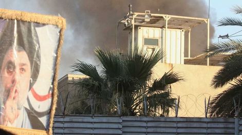 Cientos de manifestantes tomaron e incendiaron la embajada de Suecia en Bagdad, Irak, luego del escándalo por la quema del Sagrado Corán en Estocolmo.