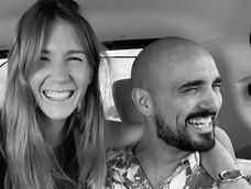 asi viven abel pintos y mora calabrese en su refugio de resistencia: obras de arte y cocina moderna