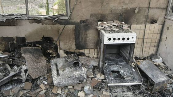 Cabañas del exjugador de Godoy Cruz, David Fernández, arrasadas por el fuego en Luján de Cuyo . Foto: Orlando Pelichotti / Los Andes