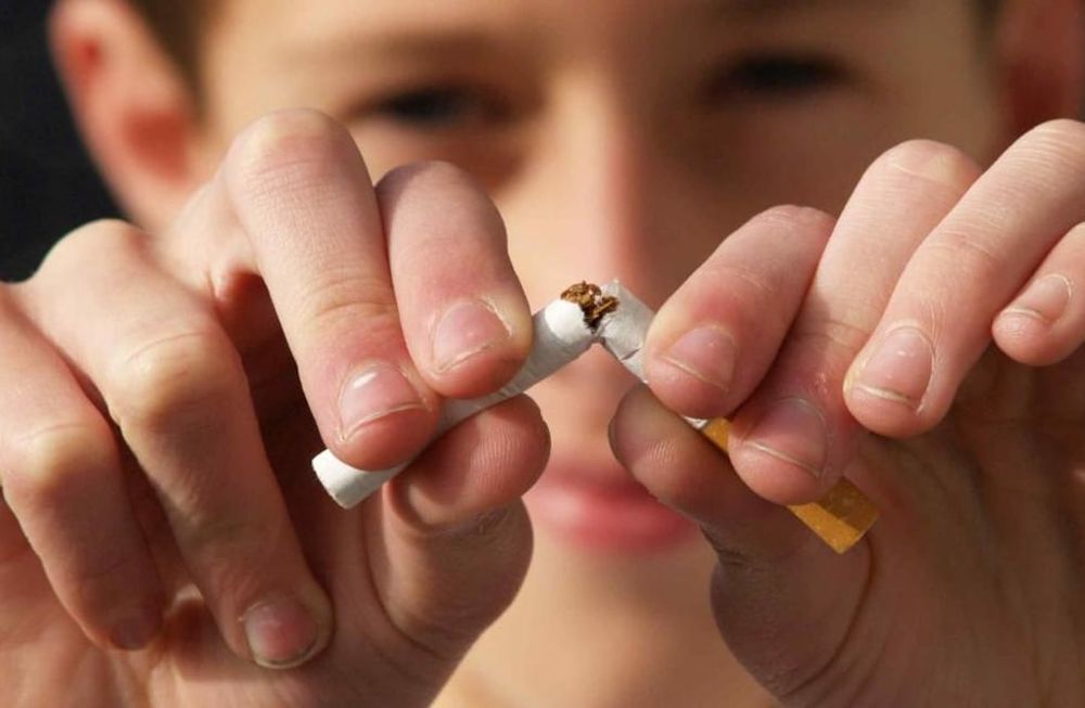 Fumar. Un estudio encontró que la adicción temprana al cigarrillo es más nociva.