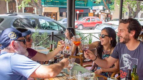 Los Andes | Ximena, Andrés, Alexis y María Angélica vinieron de Chile y aprovecharon unos días de descanso para pasear y recorrer la ciudad mendocina. Foto: Mariana Villa / Los Andes