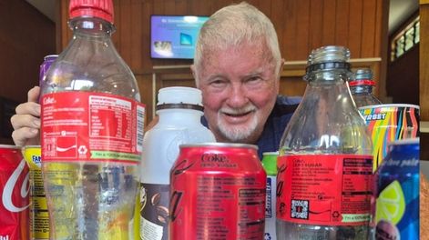 a los 84 anos, un voluntario ya habia reciclado 324.000 botellas y latas y convertido el material en usd 22.900