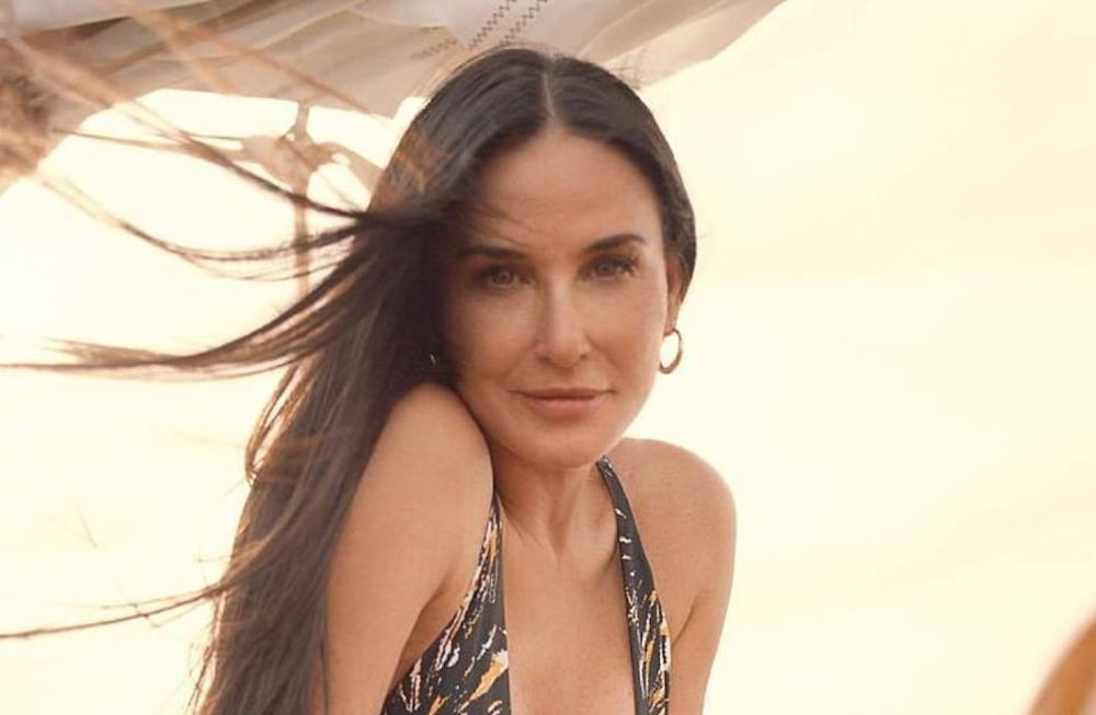 Demi Moore deslumbró con su look verde