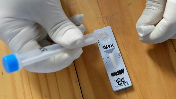 Mendoza 25 de mayo de 2021  SociedadContinuan los testeos rápidos de Covid 19, en los puestos sanitarios móviles ubicados en  Barrio Flor de Cuyo de Godoy Cruz.Aumenta el número de casos positivos de Coronaviurs.Foto: Orlando Pelichotti / Los Andes