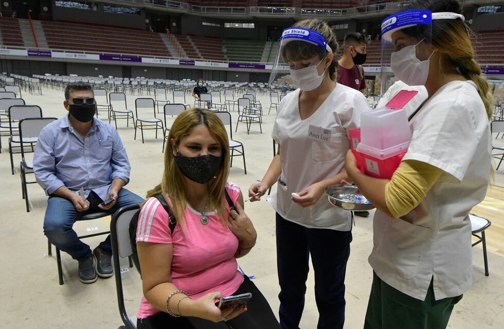 En las instalaciones del Arena Aconcagua colocaron la primera dosis de Sinopharm a 1.400 profesionales de la salud mayores de 40 años. / Foto: Orlando Pelichotti / Los Andes