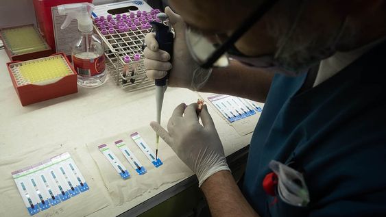 Salud & laboratorios, entre los rubros que tendrán una demanda laboral destacada de profesionales en el año que se inicia. Foto: Ignacio Blanco.