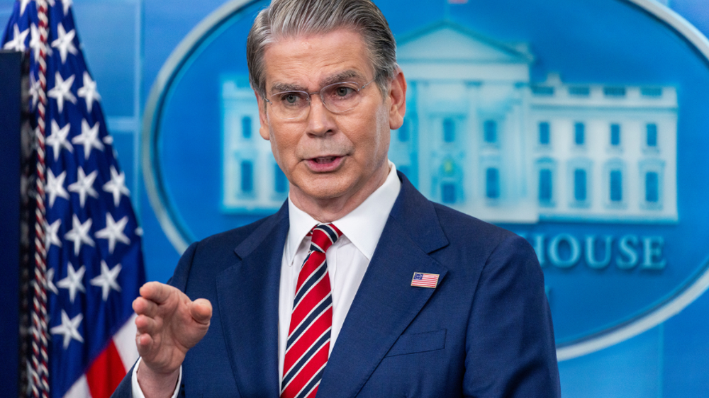 El secretario del Tesoro de Estados Unidos, Scott Bessent, responde a una pregunta de los medios de comunicación durante una rueda de prensa en la Casa Blanca en Washington, D.C., EE. UU., el 15 de abril de 2026. Kelly Loeffler y Bessent hicieron declaraciones sobre el éxito de las disposiciones fiscales de la administración, ya que el 15 de abril es el día de la declaración de impuestos. 
