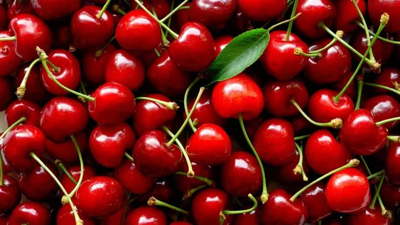 Las cerezas contienen melatonina y polifenoles, que contribuyen a reducir la inflamación y mejorar la calidad del sueño en adultos mayores.