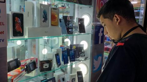 El Banco Nación lanzó una promoción para comprar celulares durante dos días. / archivo
