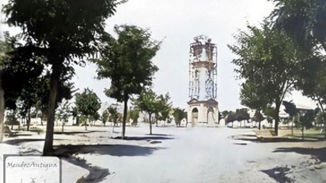 Torre del reloj en la ex plaza Cobo en Mendoza, actual plaza San Martín. Gentileza Mendoza Antigua.