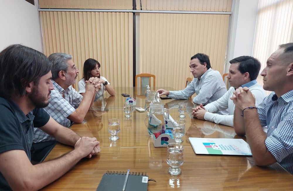Funcionarios provinciales y municipales durante la primera reunión en el hospital Carlos Saporiti, de Rivadavia.