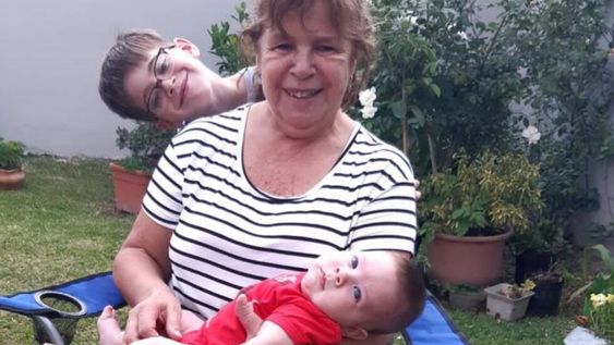 Una mujer no vidente vivió un emotivo momento al conocer por sorpresa a uno de sus nietos en el día de su cumpleaños.