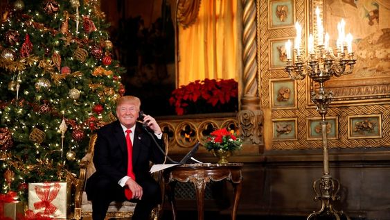 El expresidente Donald Trump en su casa de Mar-a-Lago durante su presidencia, en un evento de Navidad. Imagen de archivo.