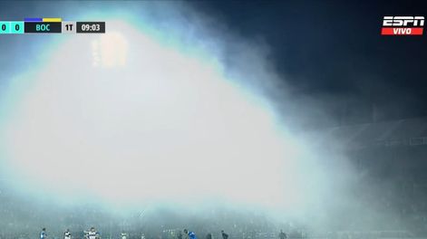 Se detuvo el partido. Hay represión de la Policía a los hinchas de Gimnasia que querían entrar. La capacidad está desbordada y está entrando gas lacrimógeno de la represión. Los jugadores, afectados. / Gentileza.