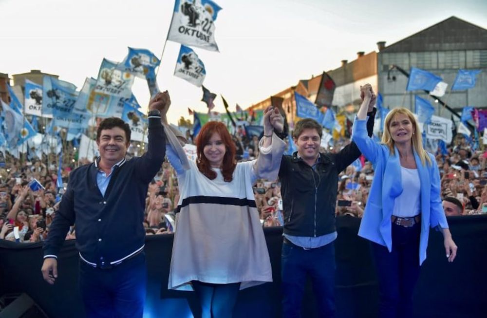 Fernando Espinoza, intendente de La Matanza junto la vicepresidenta, Cristina Kirchner; el gobernador bonaerense, Axel Kicillof; y la vicegobernadora Verónica Magario. Foto: Archivo. Crédito: Patrick Haar.