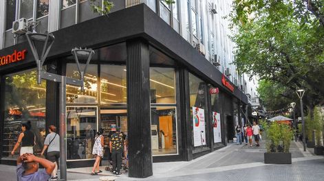 Los Andes | En la peatonal, se ubicará la primera sucursal bancaria con un espacio de coworking para clientes y no clientes. El espacio contará con un servicio de cafetería. Foto: Mariana Villa / Los Andes