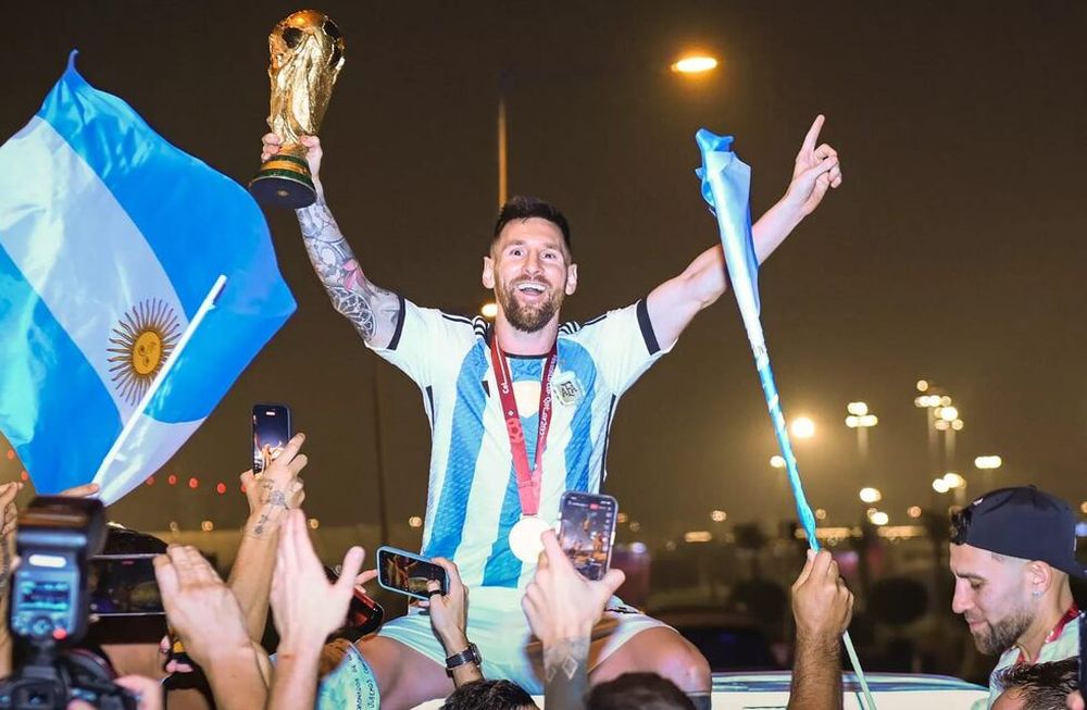 Lionel Messi exhibe feliz la Copa del Mundo en uno de los festejos post consagración. El Monumental lo ovacionará y será histórico. / gentileza