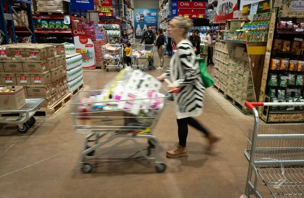 Pese al menor registro de enero, los economistas esperan que la inflación siga alta durante febrero y marzo. - Foto: Ignacio Blanco / Los Andes