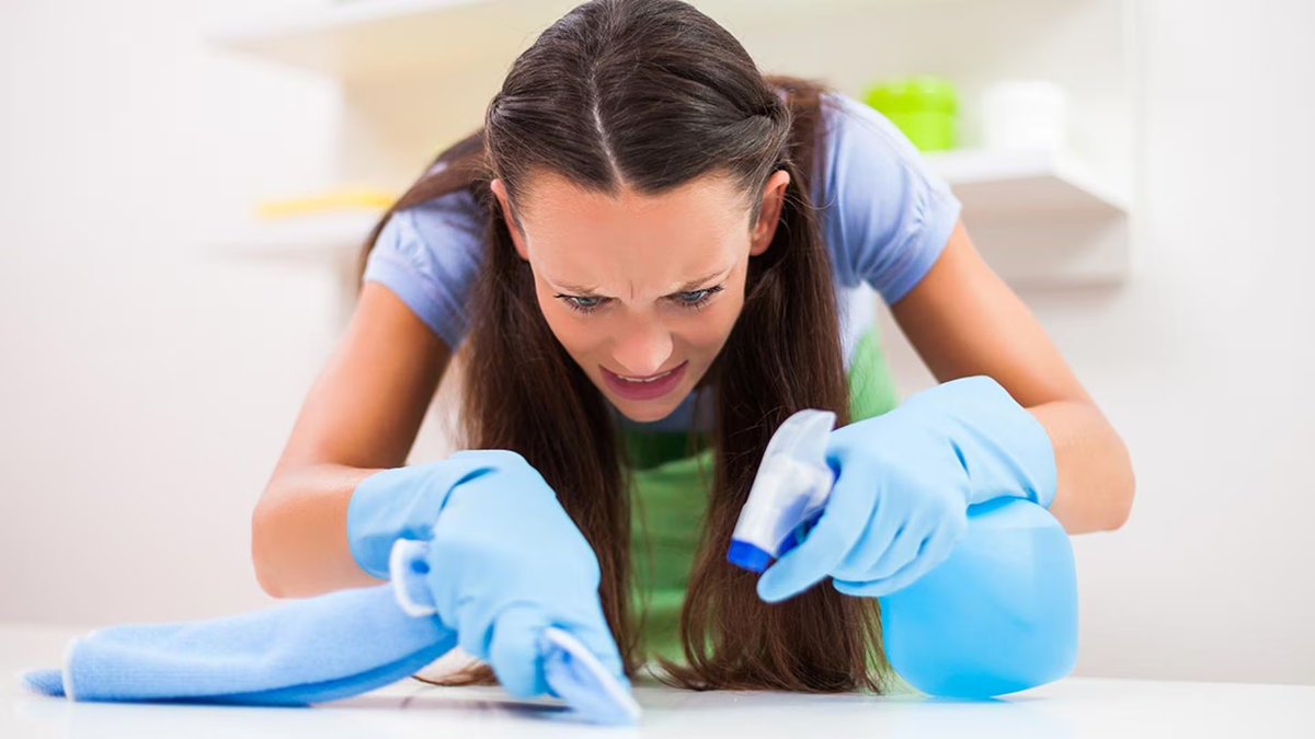 Obsesionarse con la limpieza no es tan común como se cree: qué hay detrás de este comportamiento