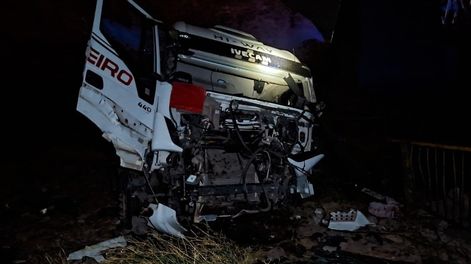 Un camión cayó desde un puente al río en la ruta nacional 7