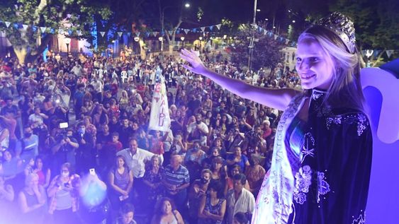 Giuliana Pilot, la Virreina Nacional de la Vendimia, fue recibida por una multitud de maipucinos. Contó con la compañía de la Reina Nacional. José Gutiérrez/Los Andes.