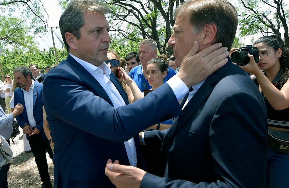 Sergio Massa, ministro de Economía de la Nación, pasó este lunes por Mendoza para anunciar una serie de medidas para paliar los daños ocasionados en los sectores productivos, principalmente de provincias cordilleranas, por las heladas tardías de los pasados 31 de octubre y 1 de noviembre, en el marco del Plan Integral de protección a economías regionales. En este sentido, una de ellas fue el fomento a las exportaciones a través de un cambio diferencial.Se reunió con el Gobernador Rodofo Suárez , con políticos y empresarios de la vitivinicultura.Foto: Orlando Pelichotti