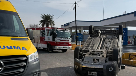 Un impactante choque y vuelco terminó con una mujer herida en Maipú