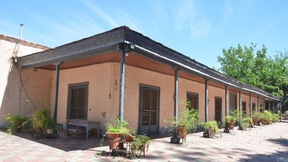 Es una de las bodegas más antigua de Mendoza y, por la cepa estrella, está ligada a la renovación vitivinícola en el país. Por sus galerías desfilaron personajes importantes y se tejieron historias y leyendas.  / PRENSA MUNICIPALIDAD DE LAS HERAS