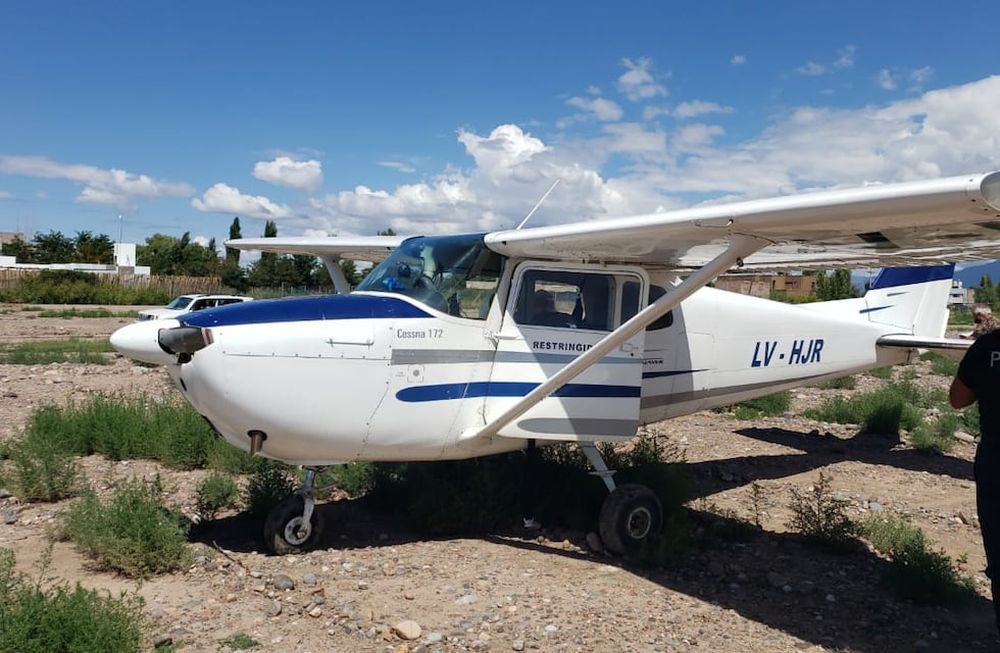 Una avioneta con tres ocupantes tuvo que realizar un aterrizaje de emergencia en Maipú