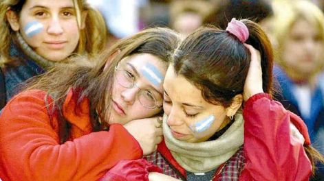 Un día como hoy de 2002: pese a la caída, los hinchas salieron a la calle