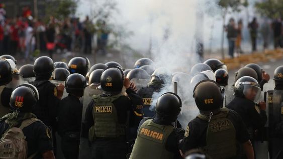 Policías se enfrentan con manifestantes durante la toma de Lima hoy, en Lima (Perú). La gran marcha nacional denominada la toma de Lima ha activado una serie de acciones de protesta en distintos puntos del país, en donde los manifestantes exigen la renuncia de la presidenta Dina Boluarte y el cierre del Congreso, así como la convocatoria a elecciones generales para este año y a una asamblea constituyente. Foto: EFE/ Paolo Aguilar
