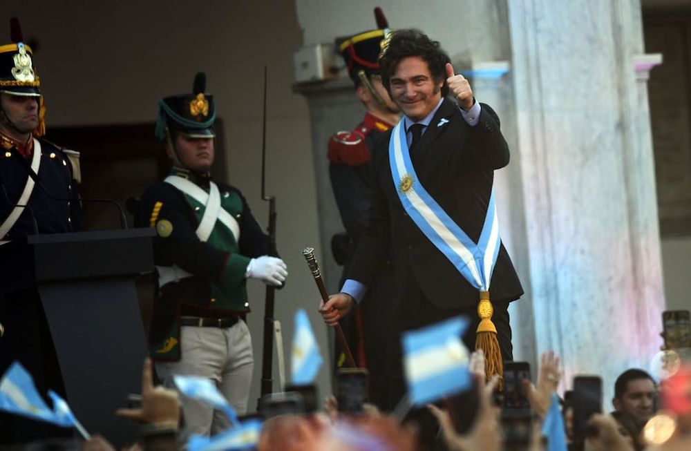 . Esta revisión negativa se debe al ajuste económico implementado por el gobierno de Javier Milei y a la disminución del precio de la soja