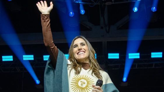Soledad Pastorutti con el poncho celeste y blanco en Catamarca