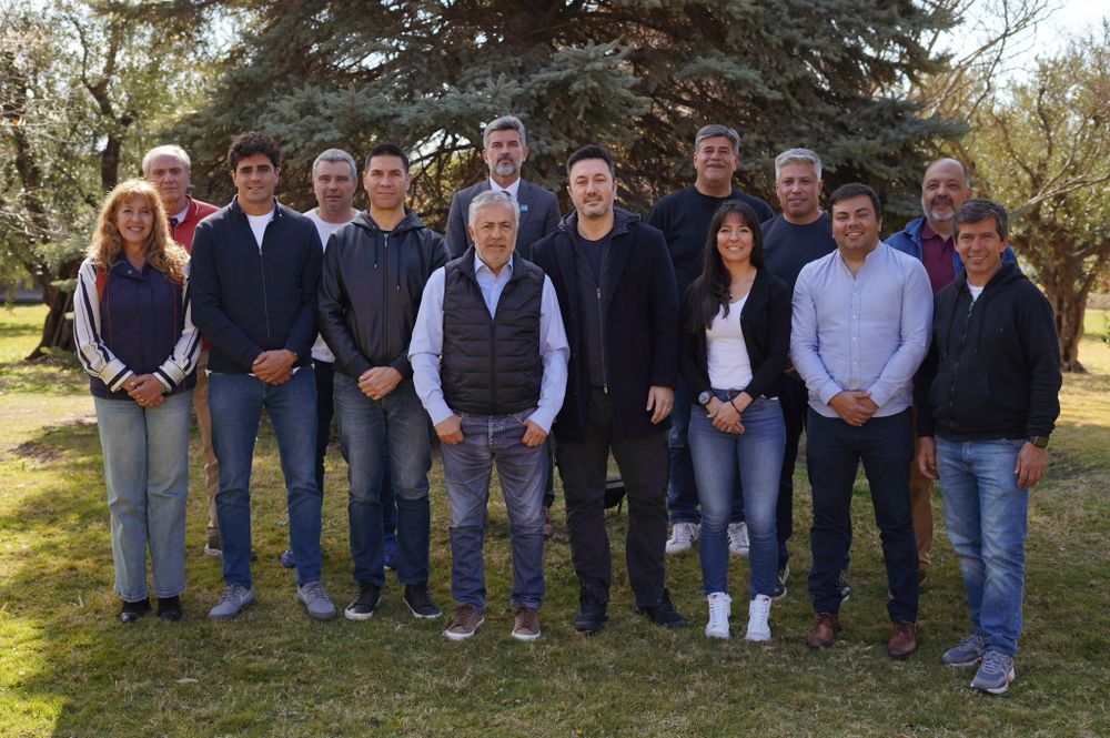 El gobernador Alfredo Cornejo recibió en la Residencia de La Puntilla a Luis Petri y Facundo Correa Llano para sellar su candidatura. 