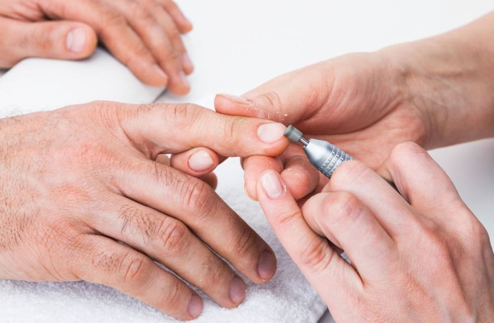 Un clásico. La mayoría de los clientes recurre al corte y limado de uñas, masajes de mano con crema humectante y esmaltado con fortalecedor. Otros se animan a los colores.